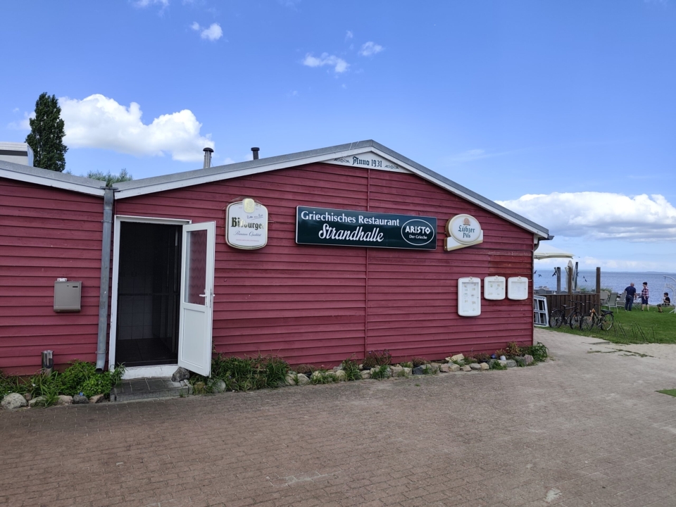 Strandhalle mit griechischem Restaurant